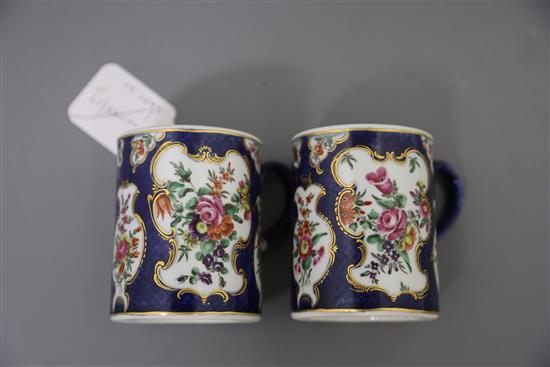 A good pair of small Worcester mugs, circa 1768, H. 8.5cm